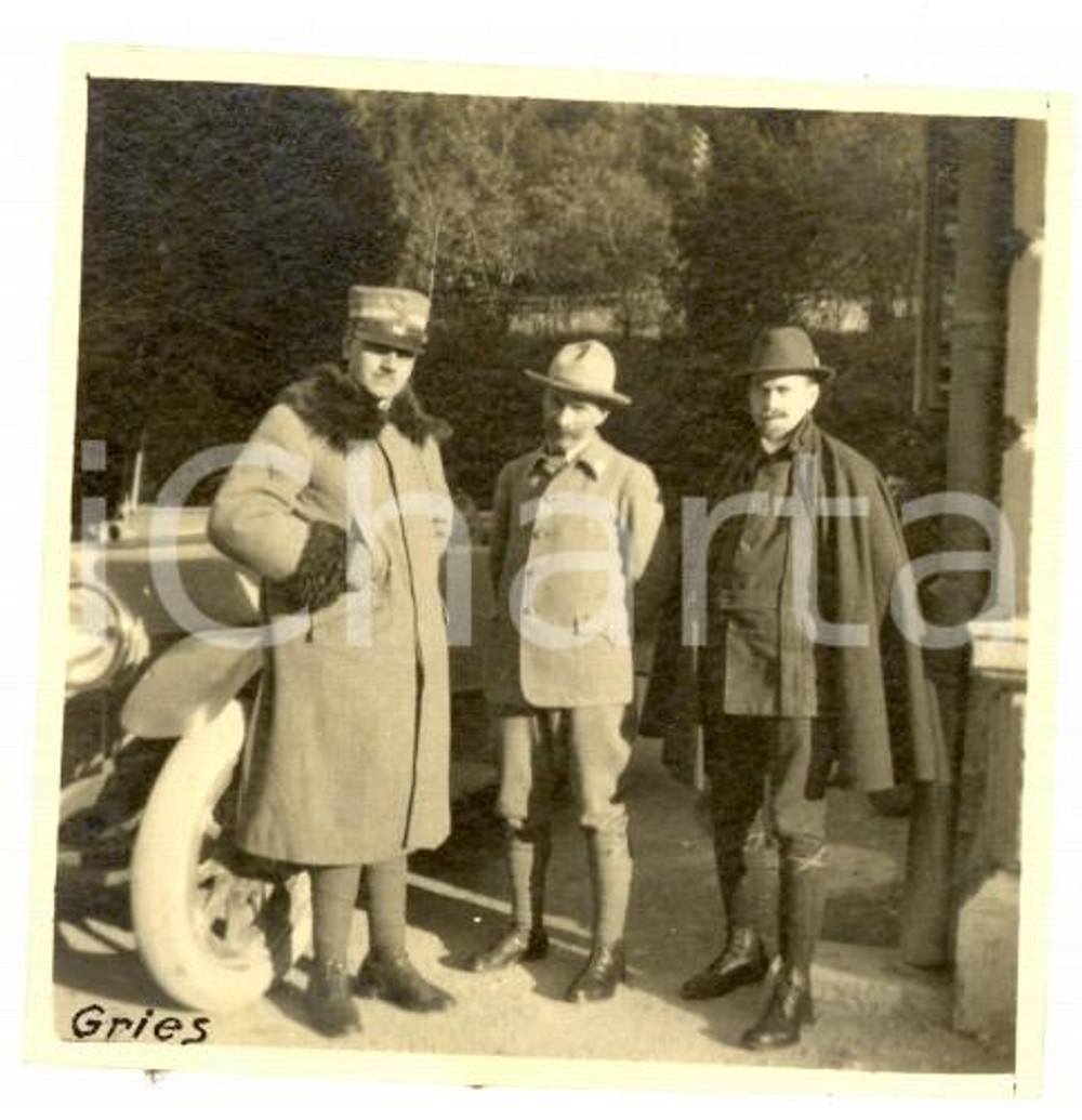 Fotografia d epoca originale 1919 BOLZANO GRIES Ufficiali con automobile Fotografia 6,5x6,5 cm 1
