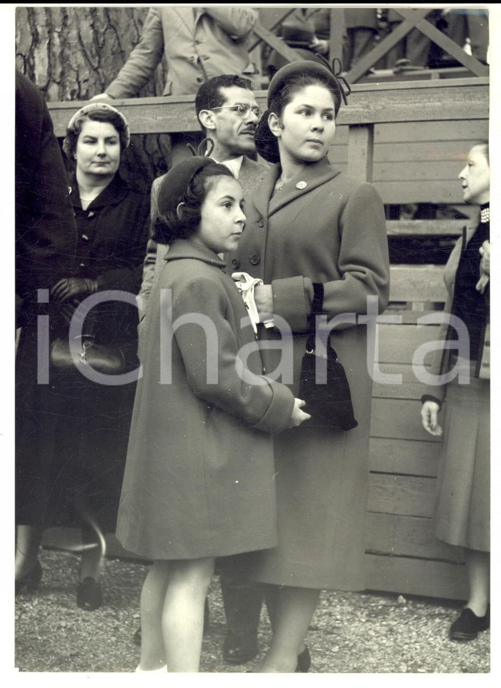 Fotografia d epoca originale 1953 ROMA Le figlie di re FARUQ I d Egitto al Concorso Ippico  Foto 14x18 1