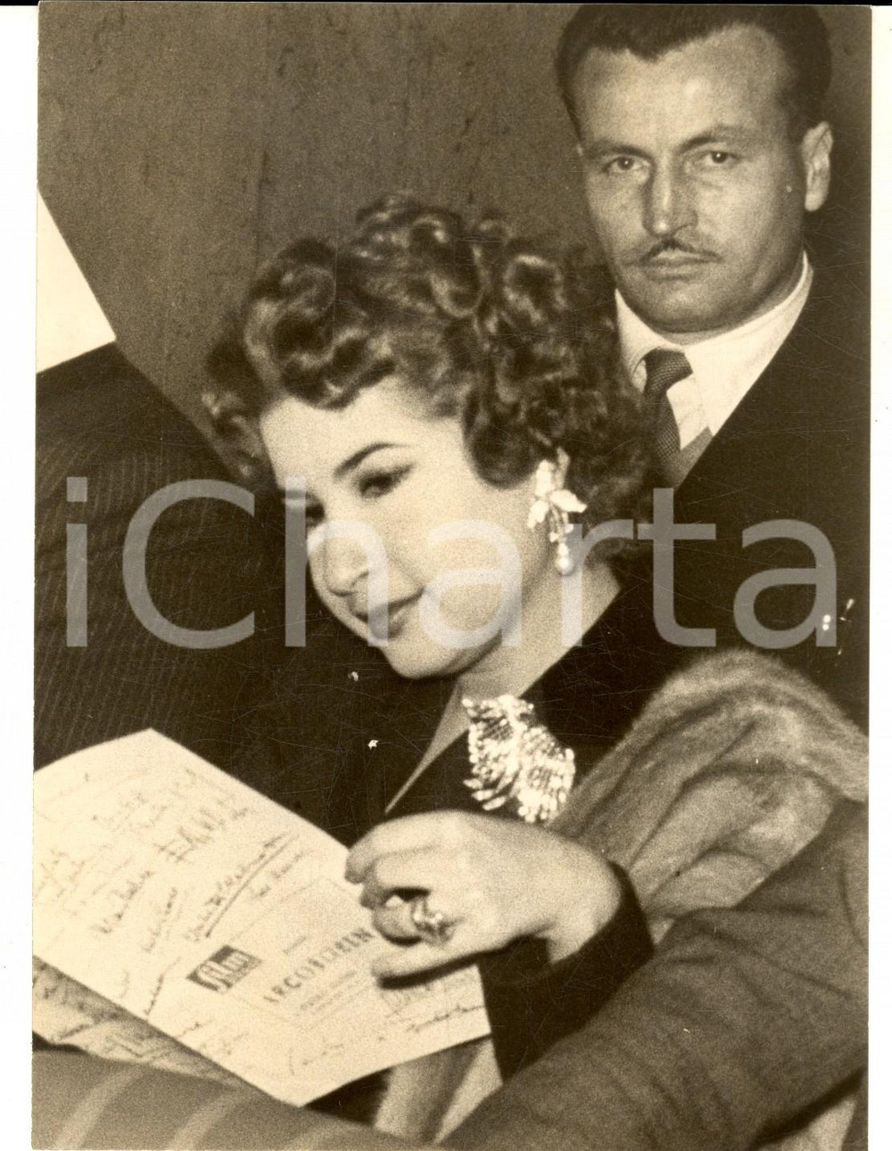 Fotografia d epoca originale 1953 GINEVRA Hotel BERGUES Narriman d Egitto prima di una conferenza stampa 1