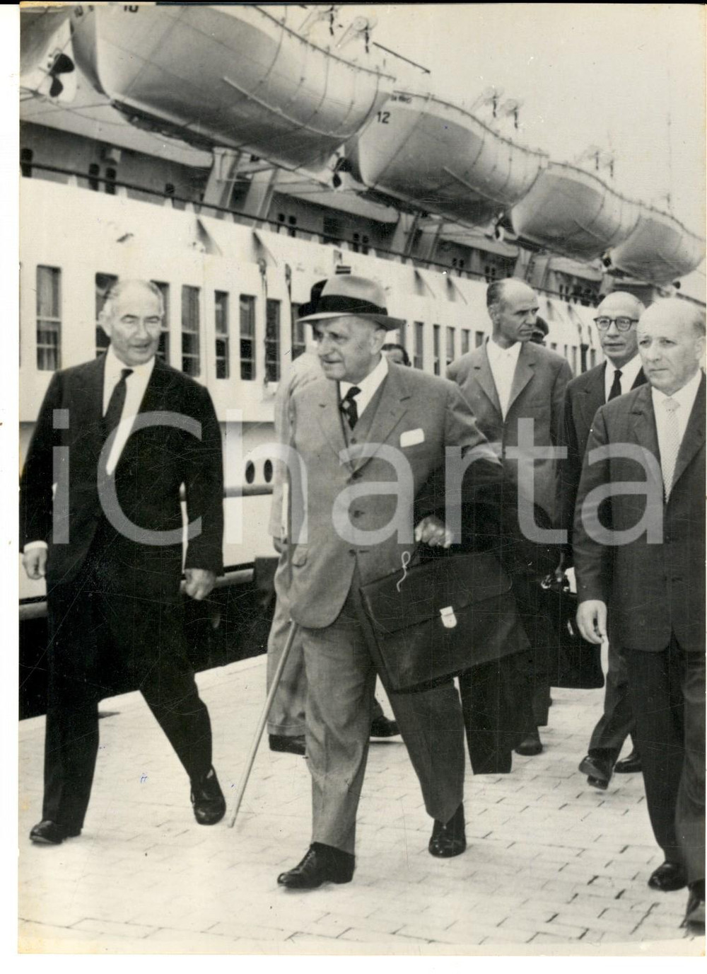 Fotografia d epoca originale 1963 NAPOLI Attilio PICCIONI si imbarca sulla LEONADO DA VINCI per sezione ONU 1