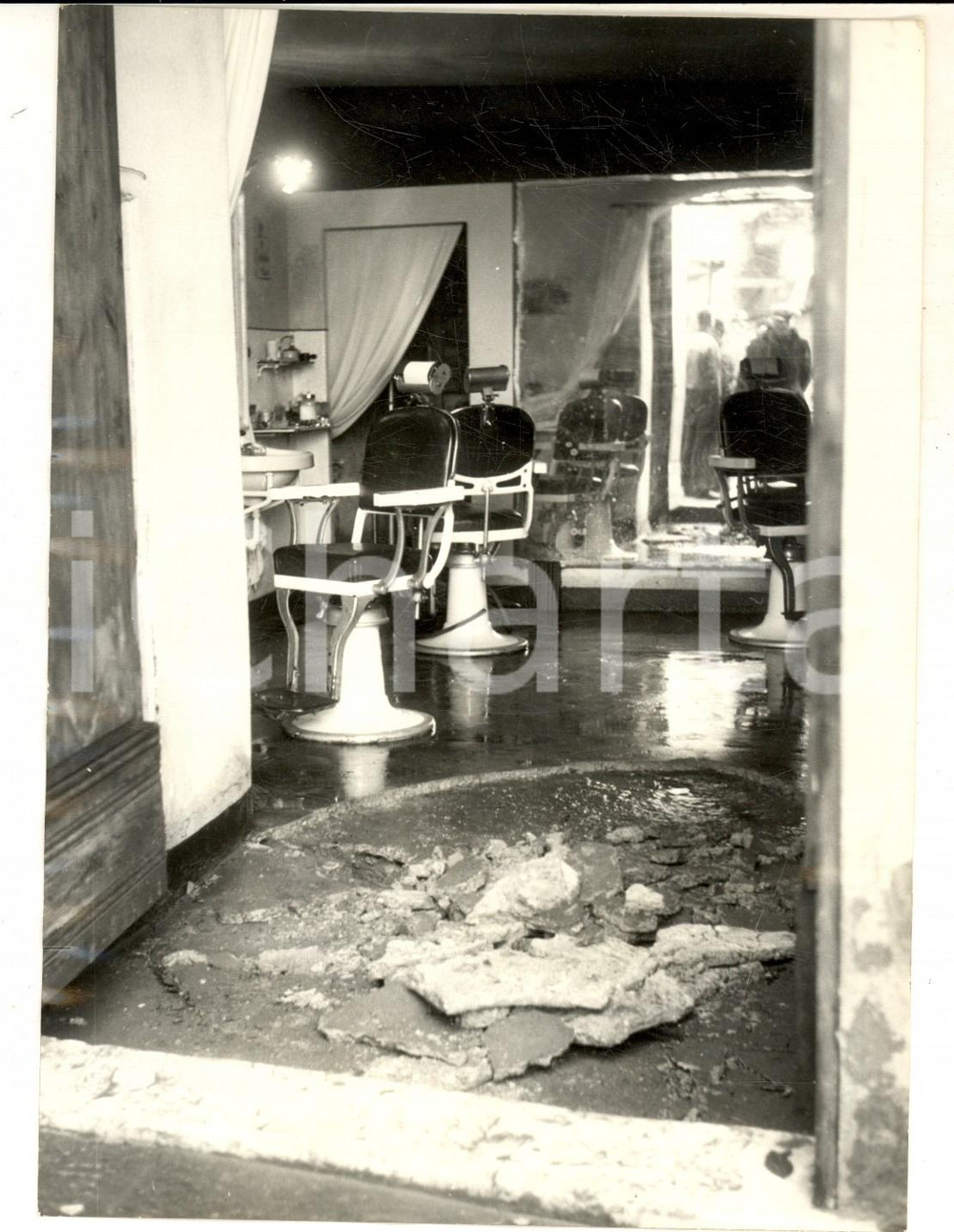 Fotografia d epoca originale 1960 ca AREA DI GENOVA Crollo nel salone di un barbiere Fotografia 14x18 cm 1