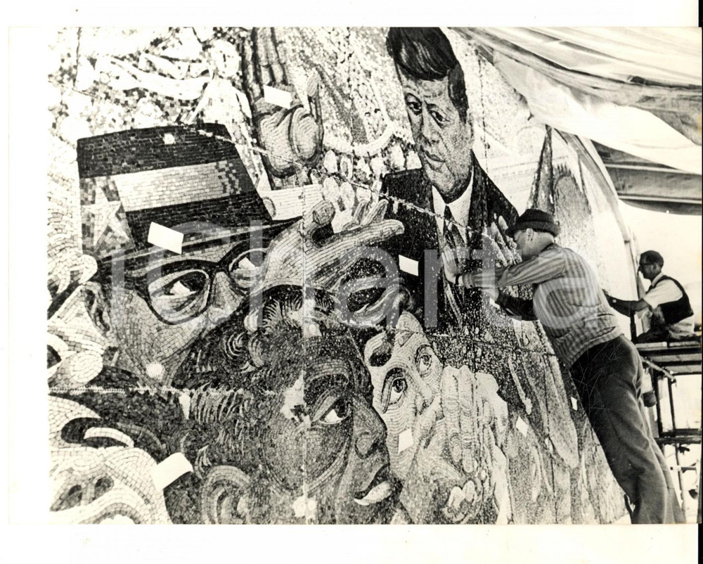 Fotografia d epoca originale 1968 BIRMINGHAM UK The memorial mosaic mural under construction Photo 18x13 1