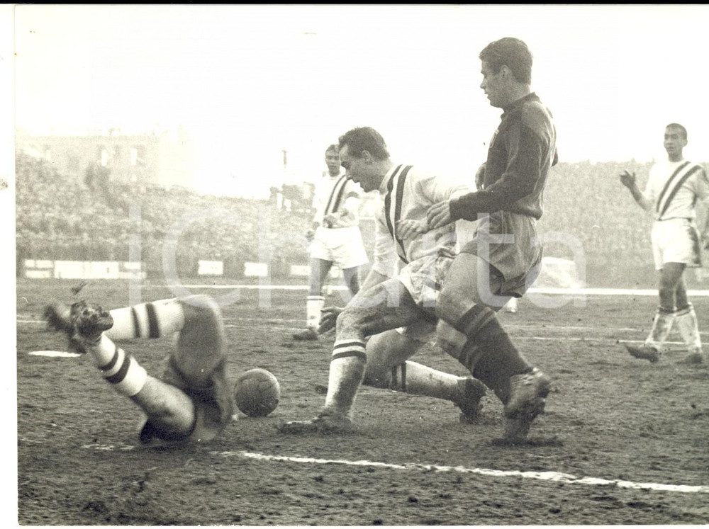 1961 CALCIO SERIE B REGGIANA-GENOA Un calciatore a terra *Fotografia 18x13 cm