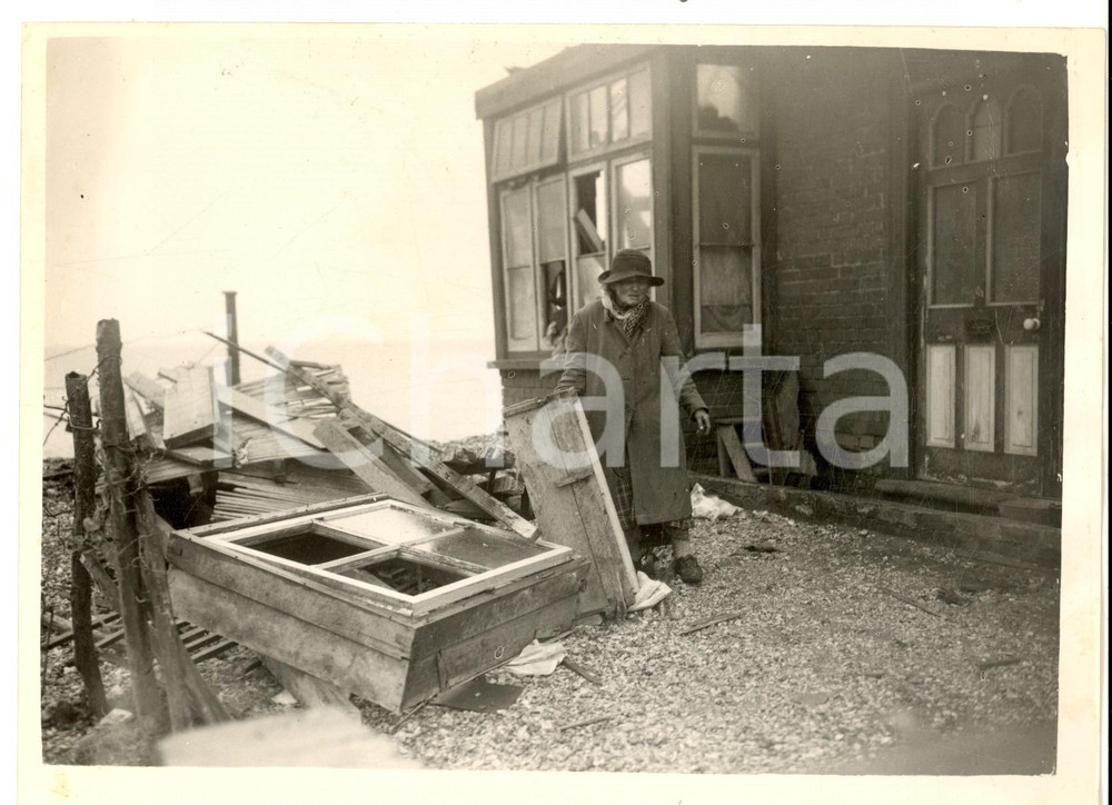 Fotografia d epoca originale 1954 SELSEY UK Alice MELSOME in the ruins of her home taken by the sea Photo 1