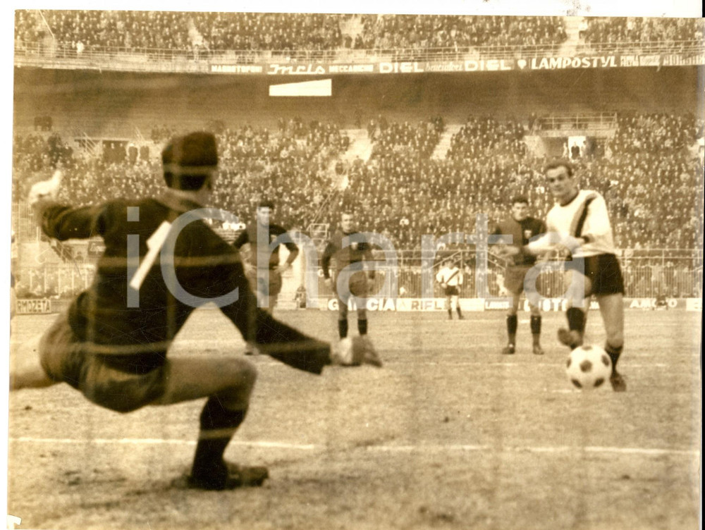Fotografia d epoca originale 1965 CALCIO SERIE A INTERGENOA 41 Rigore di Sandro MAZZOLA Fotografia 24x18 1