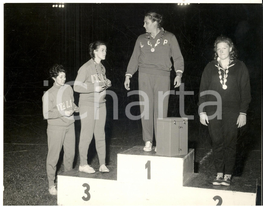 Fotografia d epoca originale 1965 ATLETICA MILANO ARENA Tamara PRESS sul podio del getto del peso Foto 22x17 1