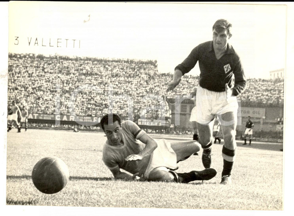 Fotografia d epoca originale 1955 ca CALCIO FIORENTINALAZIO Azione di Giuseppe VIRGILI Foto 18x13 cm 1