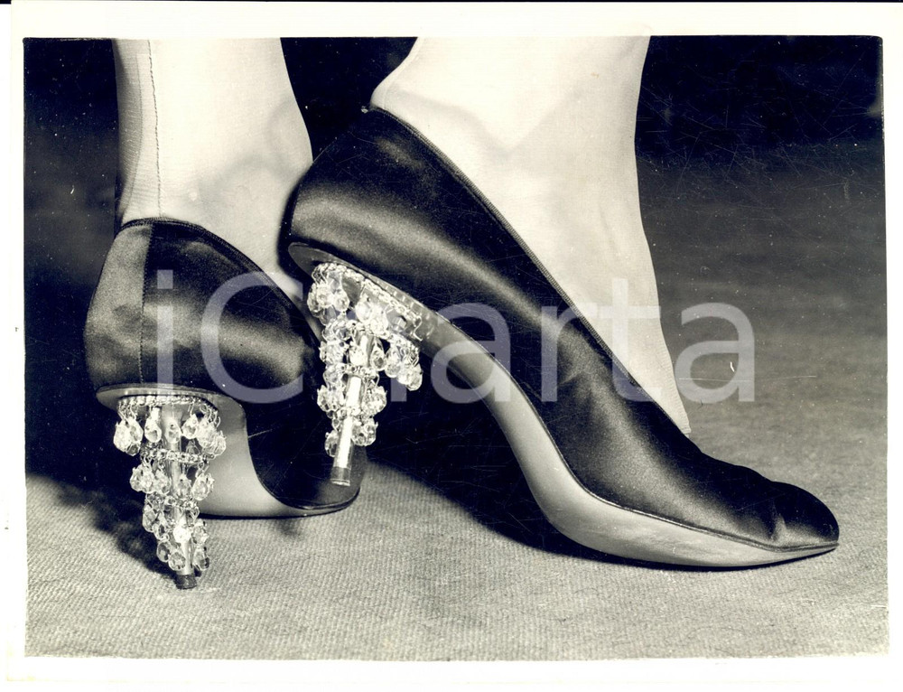 Fotografia d epoca originale 1957 LONDON FASHION DESIGNERS Evening shoes with chandelier heels Photo 20x15 1