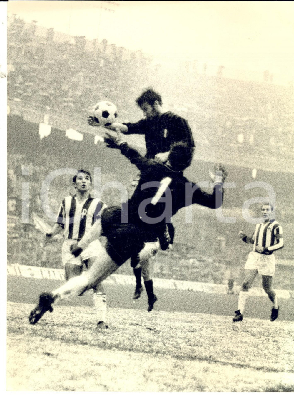 Fotografia d epoca originale 1968 CALCIO SERIE A MILANVICENZA Pierino PRATI in goal Fotografia 18x24 cm 1