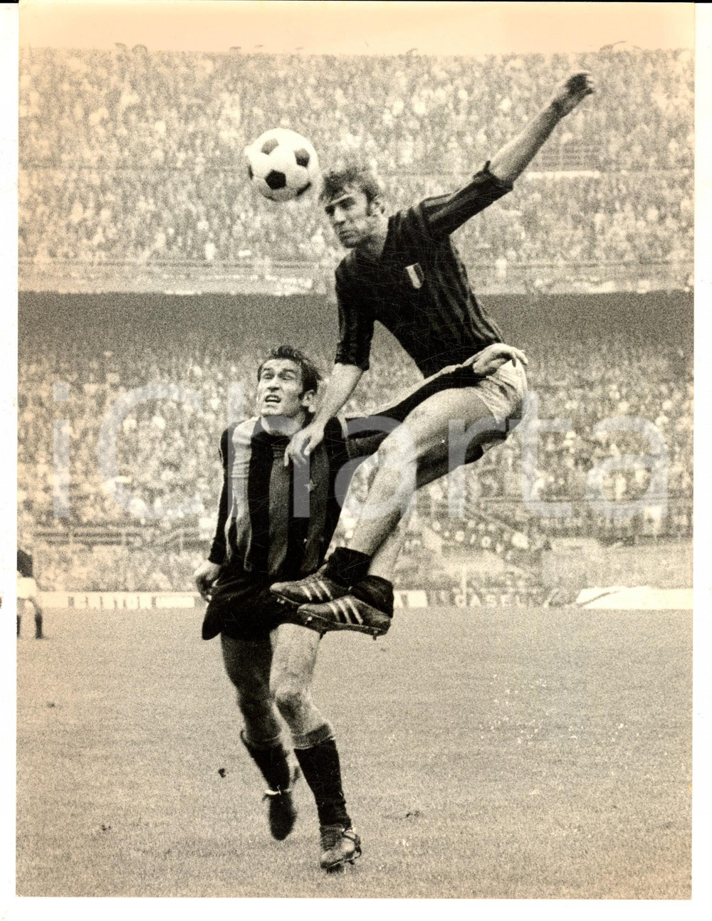 Fotografia d epoca originale 1968 CALCIO SERIE A MILANINTER Tarcisio BURGNICH ostacola Pierino PRATI Foto 1