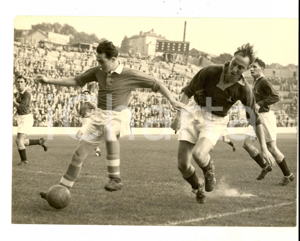 Fotografia d epoca originale 1953 LONDON FOOTBALL CHARLTON Stuart LEARY slips the tackle by R. COOP Photo 1