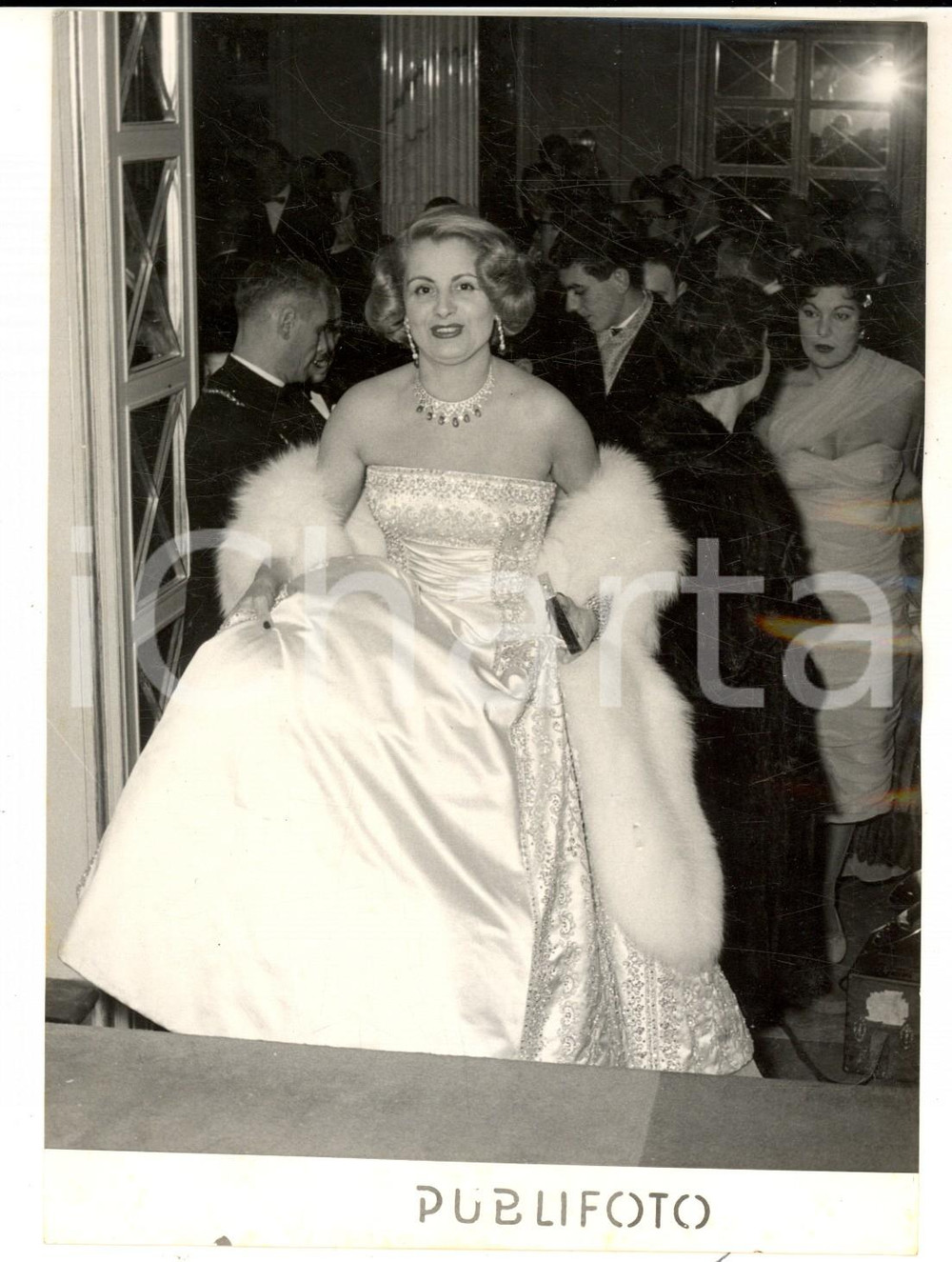 Fotografia d epoca originale 1956 MILANO Teatro alla Scala  La signora INVERNIZZI all  Aida Foto 14x18 1