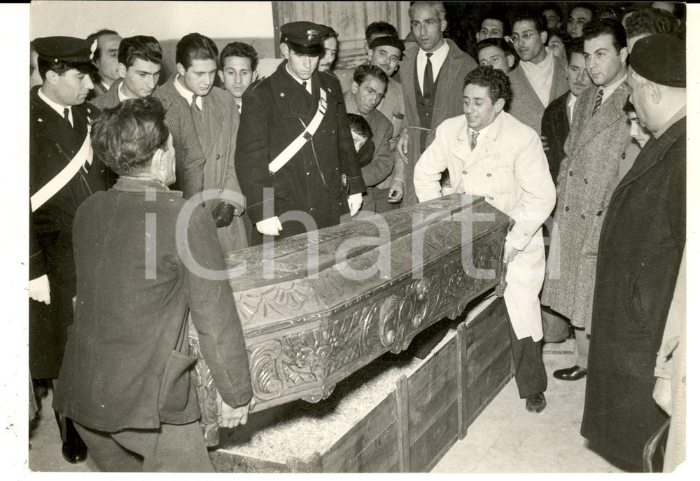 Fotografia d epoca originale 1954 PALERMO Salma del bandito Gaspare PISCIOTTA trasportata a MONTELEPRE Foto 1