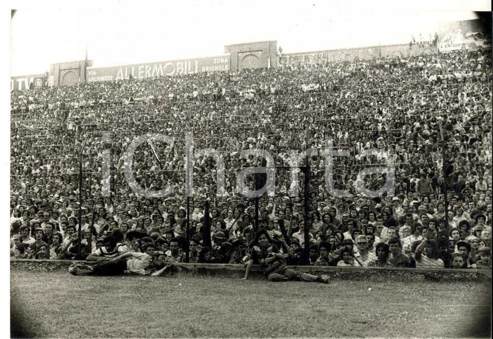 Fotografia d epoca originale 1960 ca CALCIO SERIE A GENOVA Tifosi allo stadio MARASSI Fotografia 24x18 1