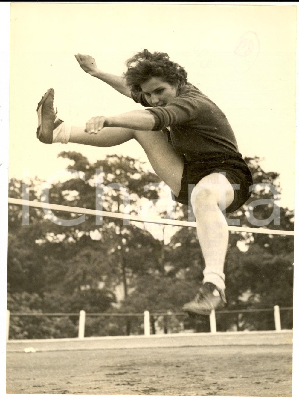 Fotografia d epoca originale 1953 UXBRIDGE UK High jumper E. T. KERR WRAF pilot officer Photo 16x21 cm 1
