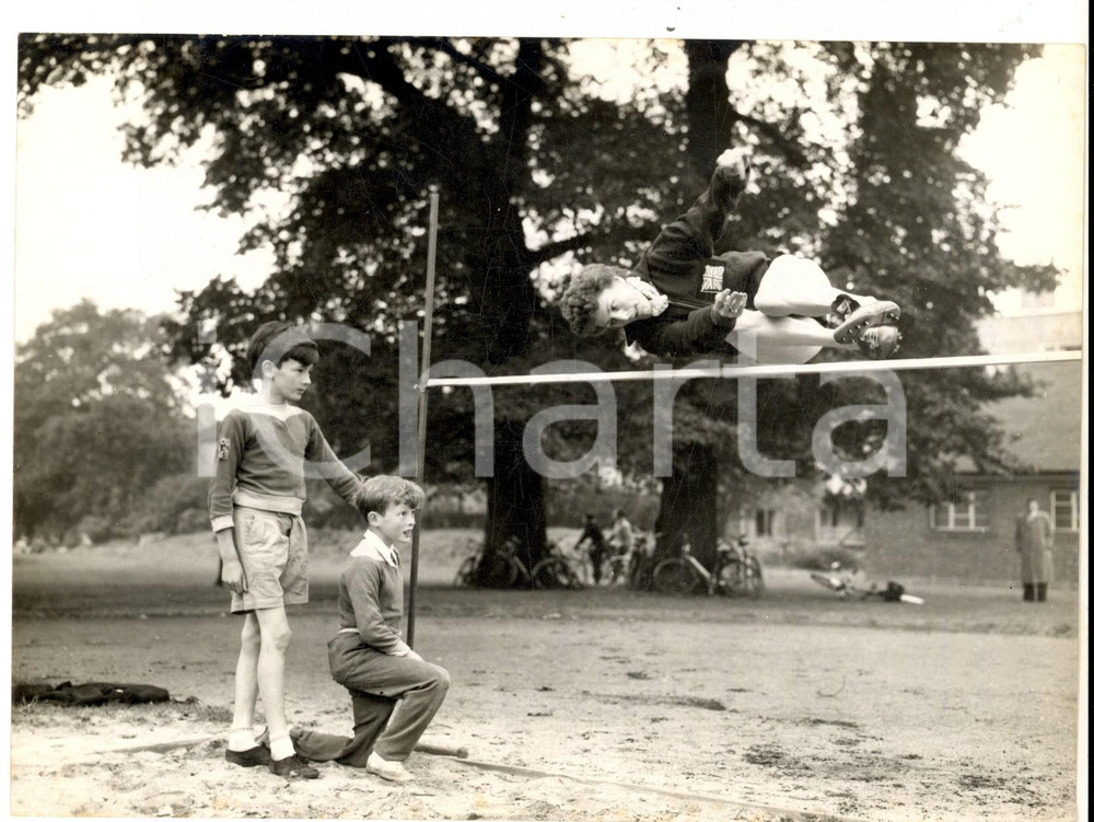 Fotografia d epoca originale 1956 MITCHAM UK High jumper Dorothy TYLER with her sons Photo 20x15 cm 1