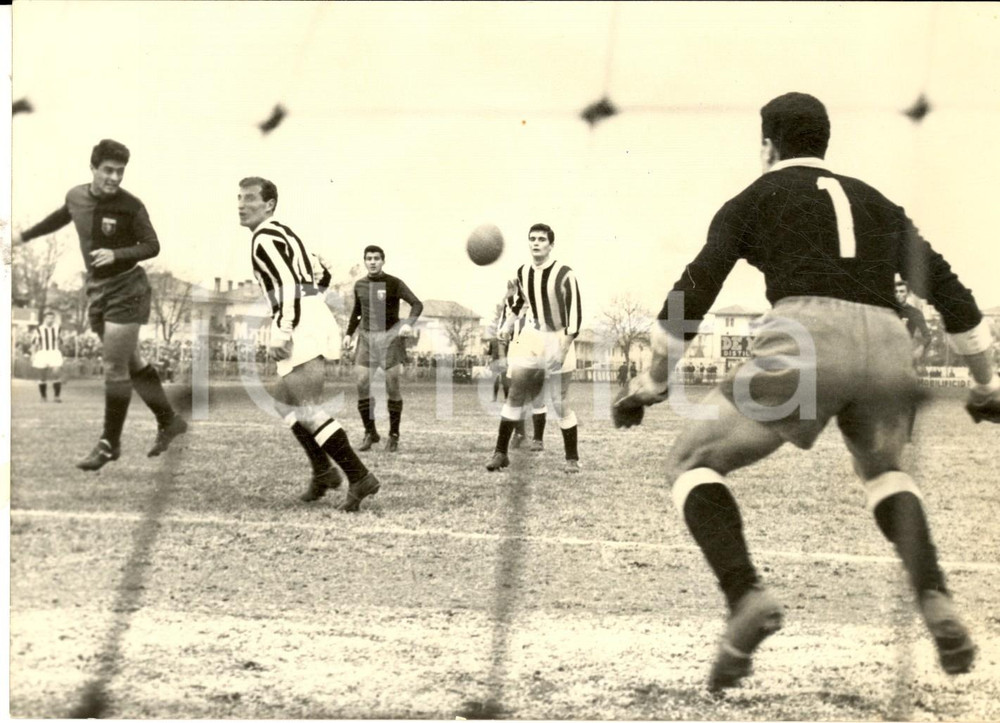 Fotografia d epoca originale 1959 CALCIO UDINESEGENOA 22 Salvador CALVANESE tira di testa Foto 18x14 1