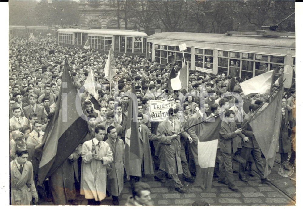 Fotografia d epoca originale 1953 MILANO Manifestazione studenti pro TRIESTE ITALIANA dopo il 6 novembre Foto 1