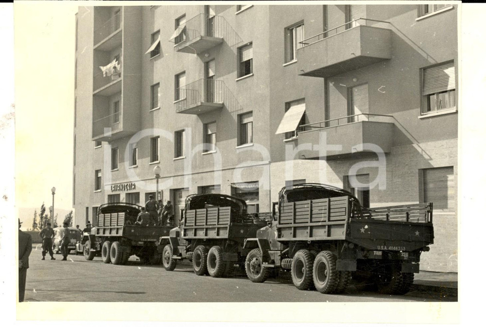Fotografia d epoca originale 1953 TRIESTE Autocarri americani pronti a lasciare la cittÃ  Foto 18x13 cm 1