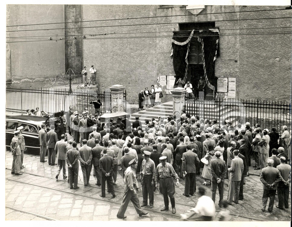 Fotografia d epoca originale 1955 GENOVA Funerali automobilista Piero VALENZANO  Arrivo in chiesa Foto 1