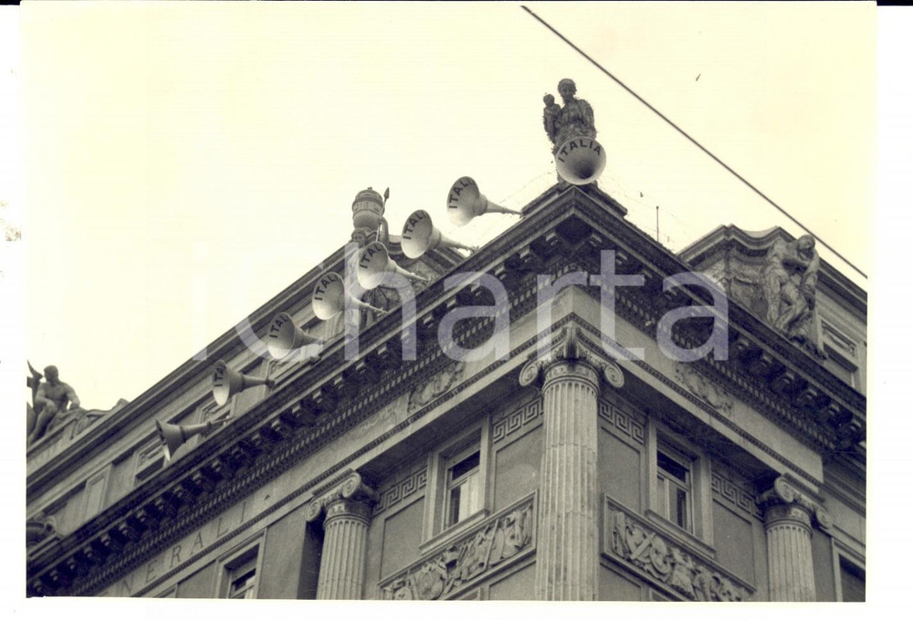 Fotografia d epoca originale 1954 TRIESTE ITALIANA Palazzo ASSICURAZIONI GENERALI parato a festa Foto 18x13 1
