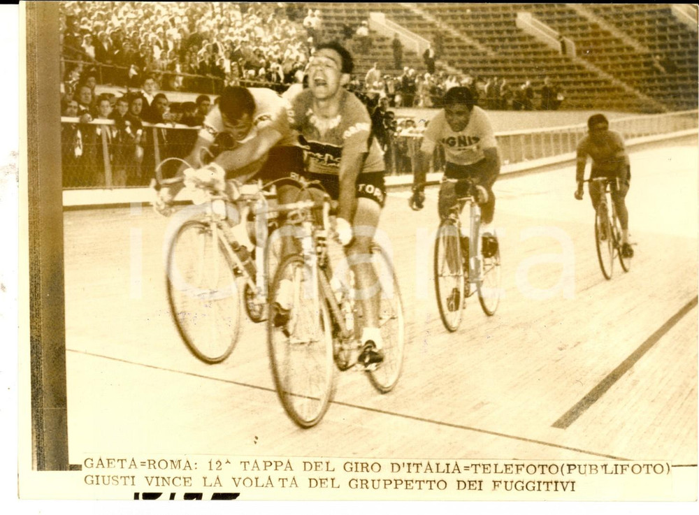 Fotografia d epoca originale 1961 GIRO D ITALIA Tappa GAETAROMA Renato GIUSTI vince in volata Foto 1