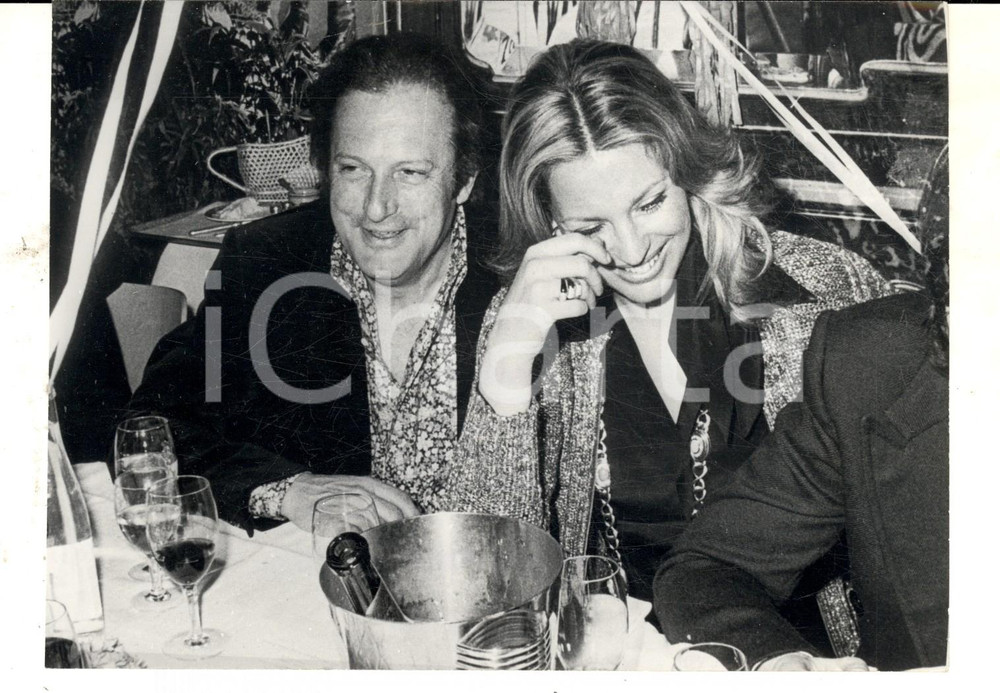 Fotografia d epoca originale 1974 MILANO Ira FURSTENBERG con il ricco brasiliano Piero V. GANCIA Foto 1