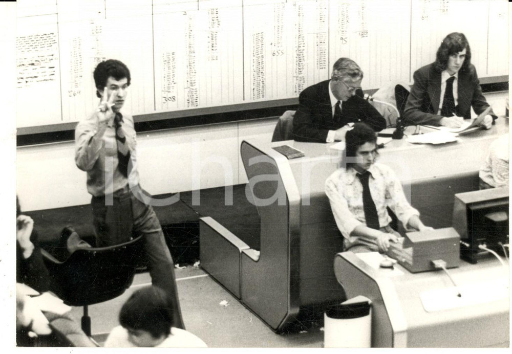 Fotografia d epoca originale 1974 LONDON Agenti alla borsamercato dello zucchero valutano le offerte Foto 1