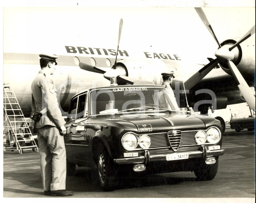 Fotografia d epoca originale 1960 ca GENOVA Carabinieri di guardia presso velivolo BRITISH EAGLE Foto 24x20 1