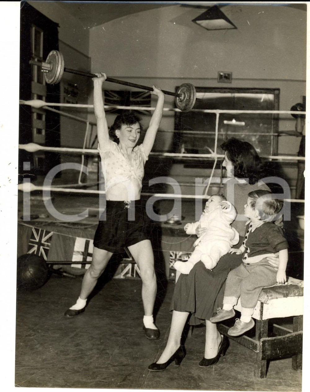 Fotografia d epoca originale 1956 WEIGHT LIFTING BRIGHTON Bridgetta STREETER training with her sons Photo 1