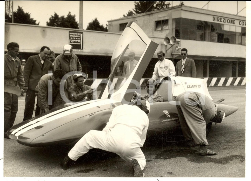 Fotografia d epoca originale 1956 MONZA Nuova ABARTH 750 BERTONE tenta record delle 24 ore Foto 18x13 1