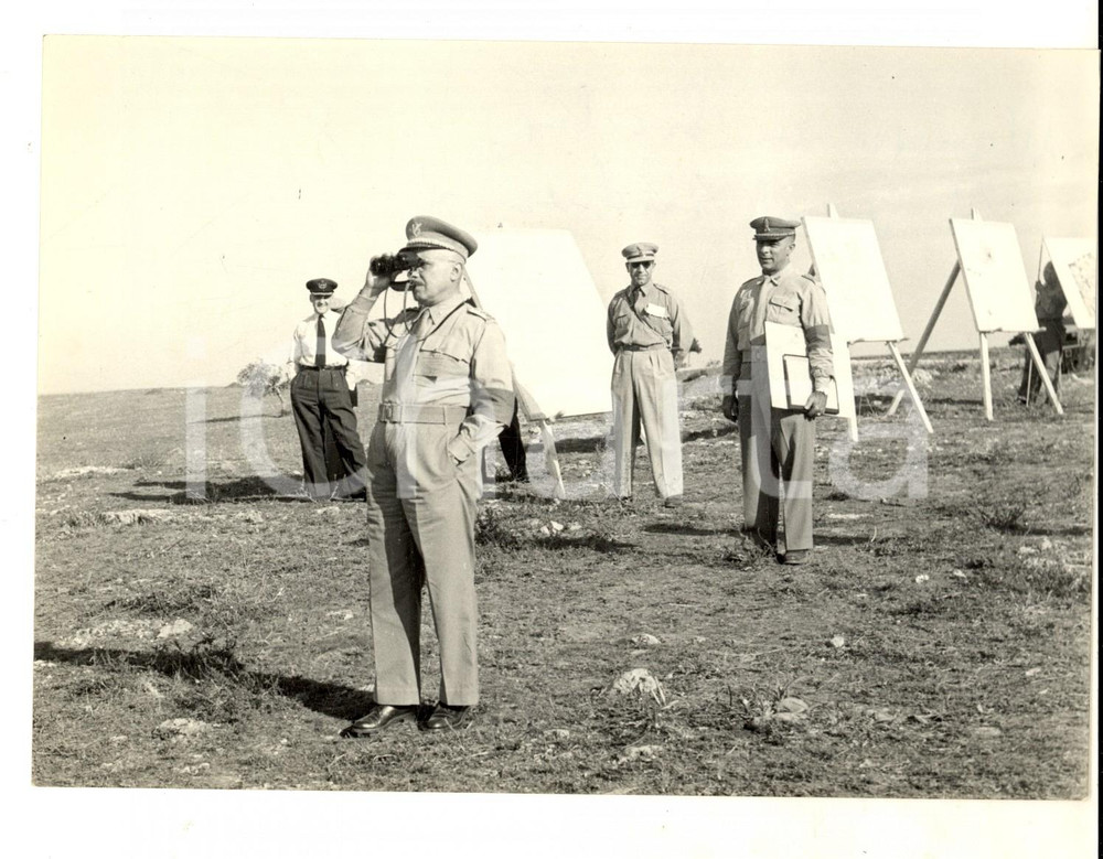 Fotografia d epoca originale 1960 ca TRAPANI Generale RICHIERI segue le manovre interalleate Foto 18x13 1