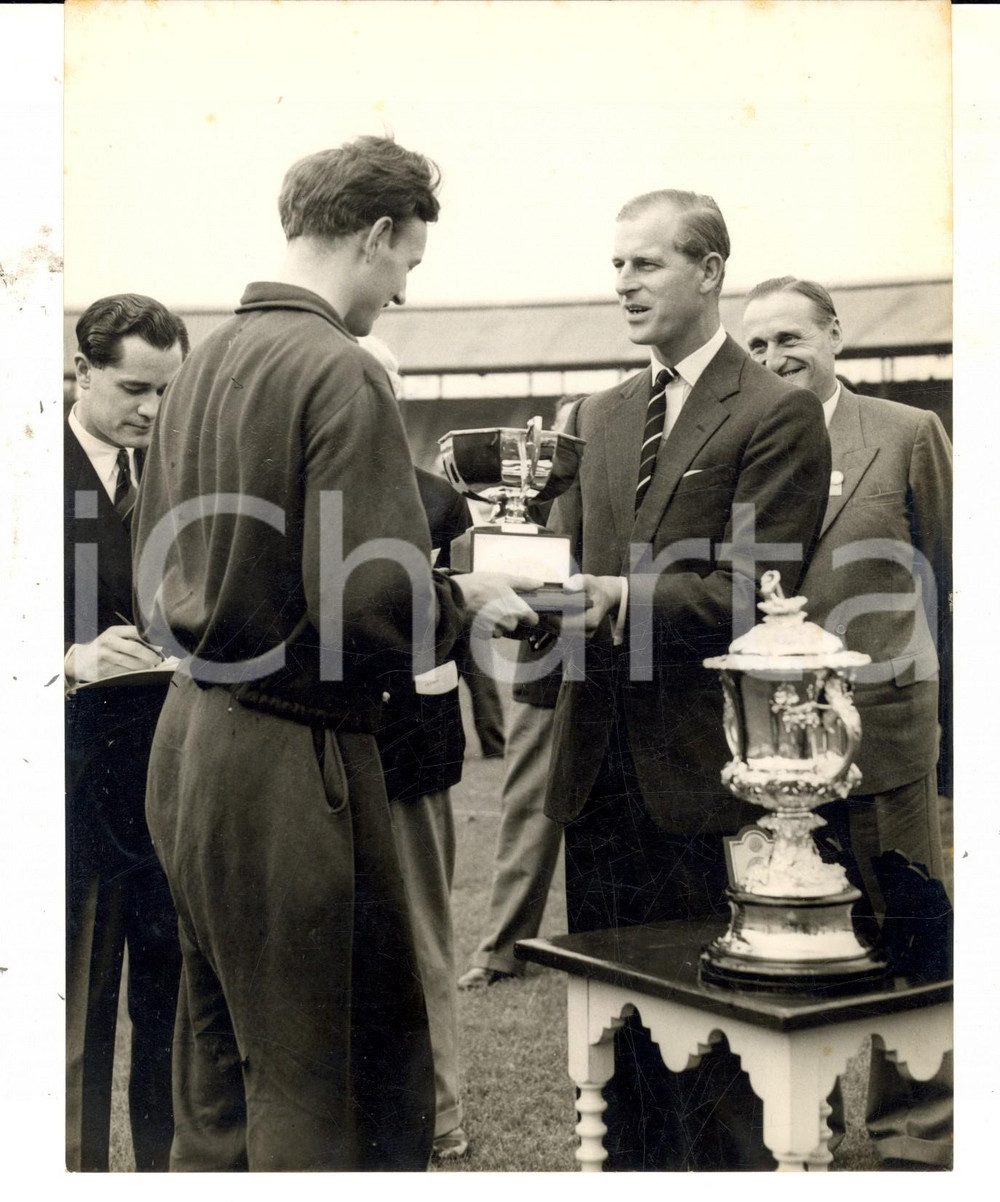 Fotografia d epoca originale 1955 LONDON AMATEURS ATHLETICS The Duke of Edinburgh presents cup to P. A. VINE 1