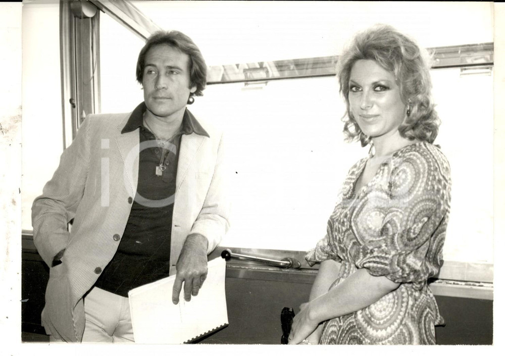 Fotografia d epoca originale 1974 MILANO Teatro SAN BABILA Maurizio MERLI e Graziella GRANATA Foto 18x13 cm 1