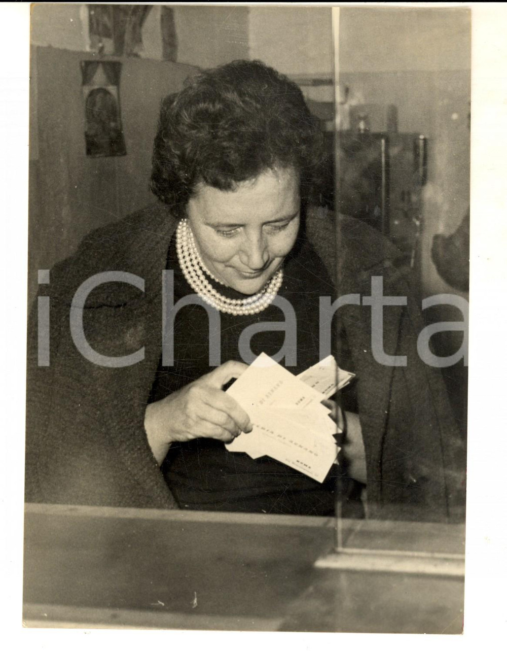 Fotografia d epoca originale 1959 ROMA Elena BUTTARI venditrice del biglietto da 100 milioni a MANNICCIA Foto 1