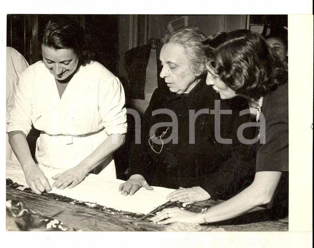 Fotografia d epoca originale 1959 NAPOLI Concetta BUONANNO cuce abito nuziale per Paola RUFFO DI CALABRIA 1