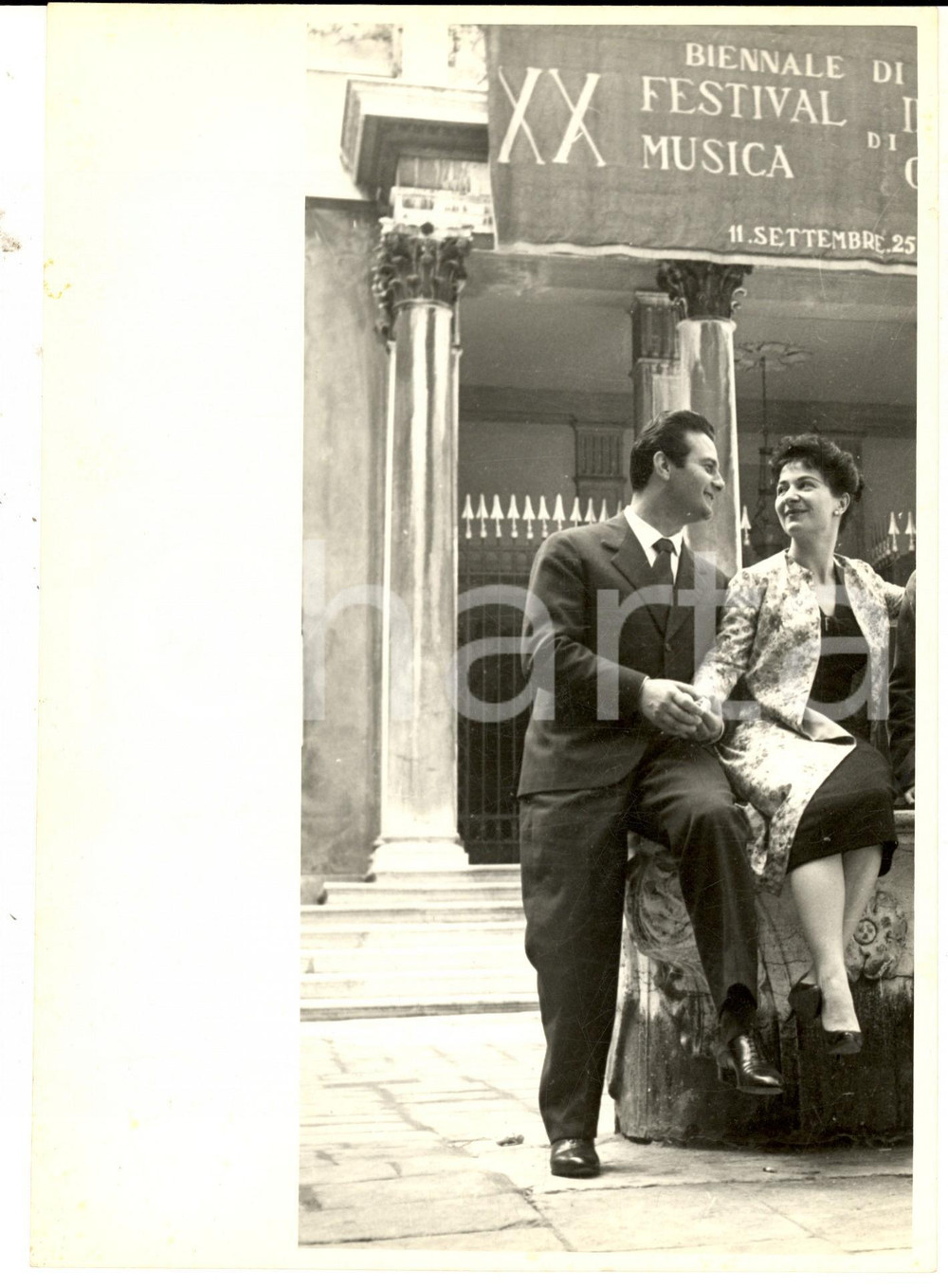 Fotografia d epoca originale 1957 BIENNALE DI VENEZIA I neo fidanzati Daniele BARIONI e Vera FRANCESCHI Foto 1