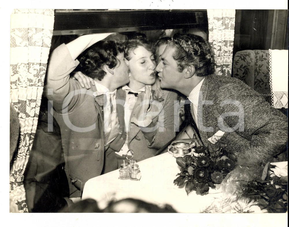 Fotografia d epoca originale 1956 SOUTHAMPTON Pianist LIBERACE kissing girl fans through a glass Photo 1