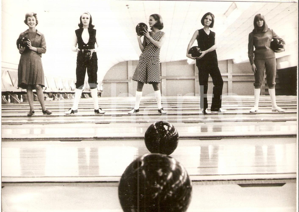 Fotografia d epoca originale 1964 UK Modelle presentano linea di abbigliamento per giocatrici di BOWLING Foto 1