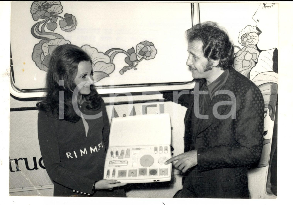 Fotografia d epoca originale 1970 CANTAGIRO MILANO Domenico MODUGNO con una truccatrice Foto 18x13 cm 1