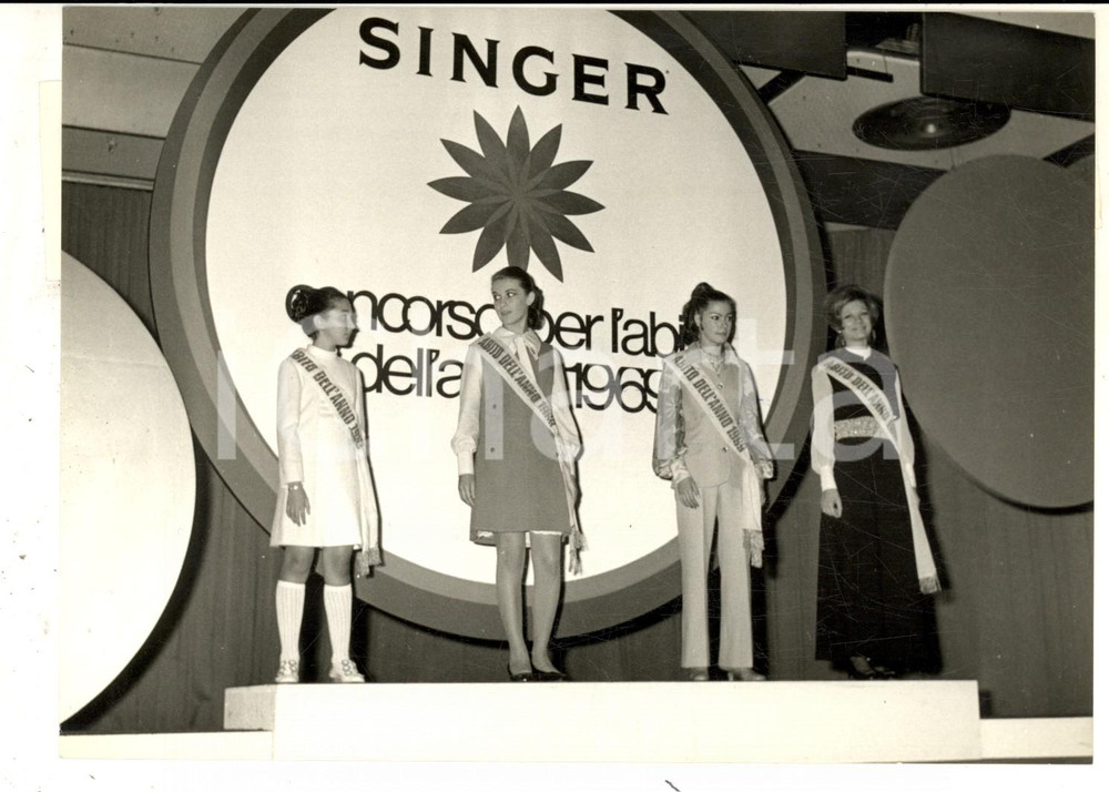 Fotografia d epoca originale 1969 ROMA Concorso SINGER L abito dell anno  Le vincitrici Foto 18x13 cm 1