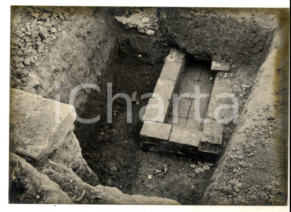 Fotografia d epoca originale 1968 SIRMIO / SREMSKA MITROVICA SERBIA Scoperta di una tomba romana Foto 1