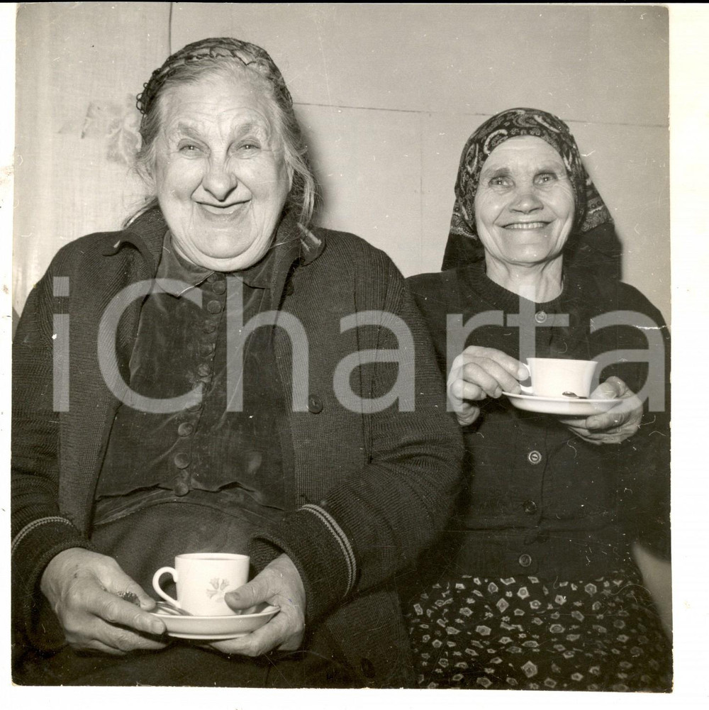 Fotografia d epoca originale 1955 ca HELSINKI FINLAND Ritratto di due donne di campagna Foto 18x18 1