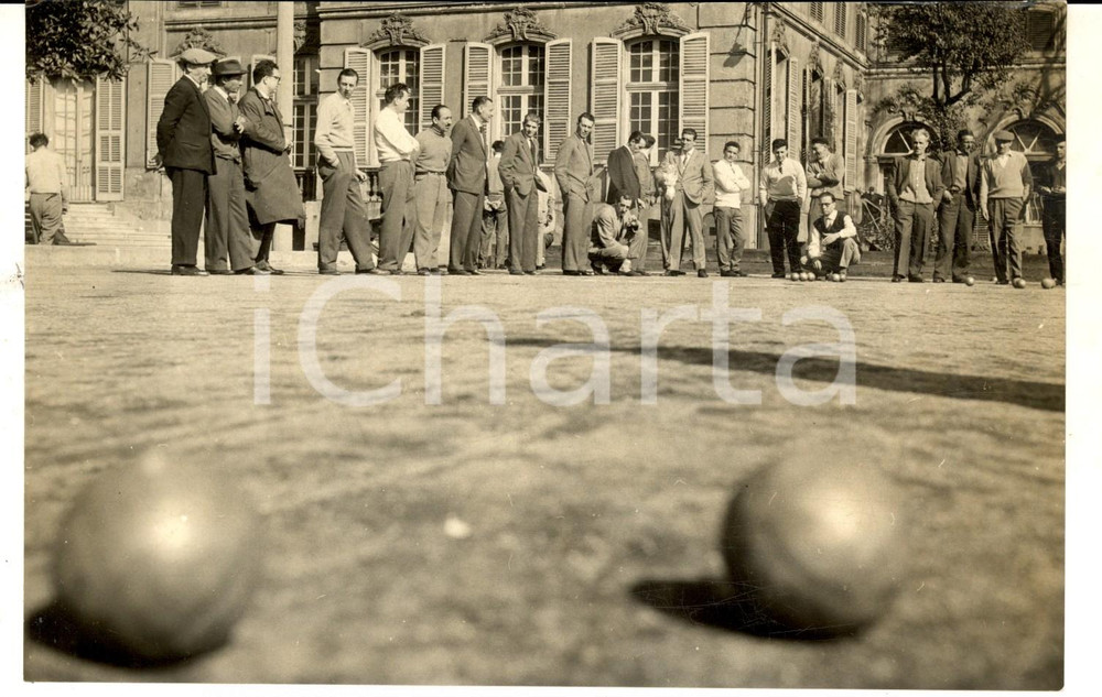 Fotografia d epoca originale 1960 ca AREA DI GENOVA Una partita a bocce tra uomini Foto ARTISTICA 18x13 1