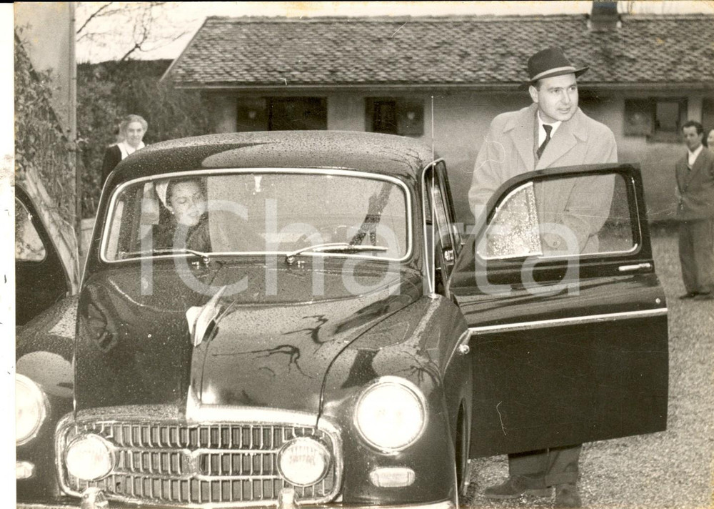 Fotografia d epoca originale 1955 MERLINGE Maria Pia SAVOIA Alessandro di JUGOSLAVIA partono per le nozze 1