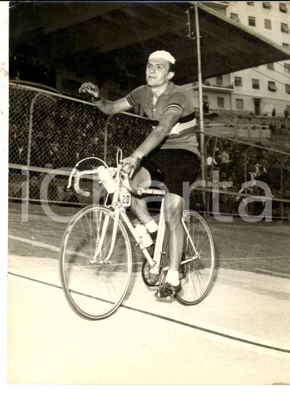 Fotografia d epoca originale 1955 ca CICLISMO Ritratto di Mino DE ROSSI al traguardo Foto 18x24 cm 1