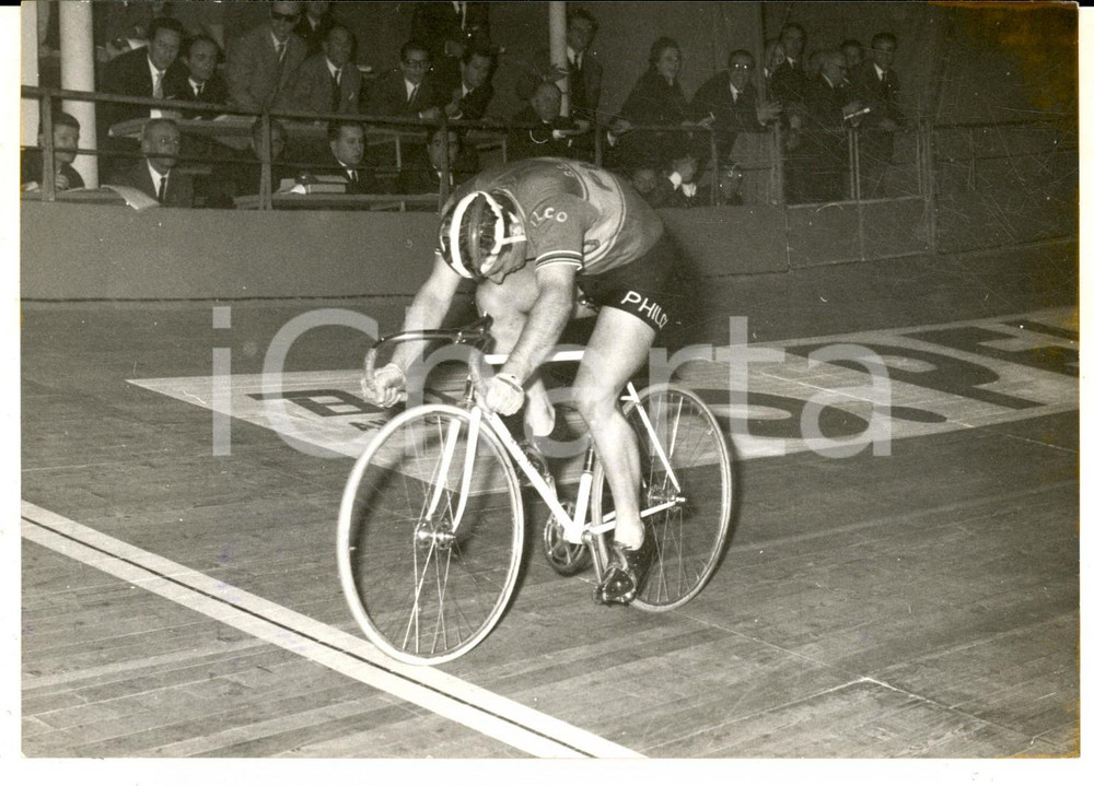 Fotografia d epoca originale 1962 MILANO Mondiali di CICLISMO su PISTA  Sante GAIARDONI al traguardo Foto 1