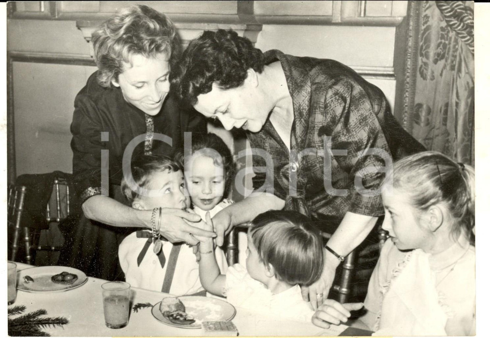 Fotografia d epoca originale 1959 PARIS ELYSEE Madame DE GAULLE offre traditionnel goÃ»ter de NoÃ«l aux enfants 1