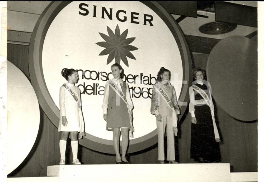 Fotografia d epoca originale 1969 ROMA Concorso SINGER L abito dell anno  Le vincitrici Foto 18x13 1