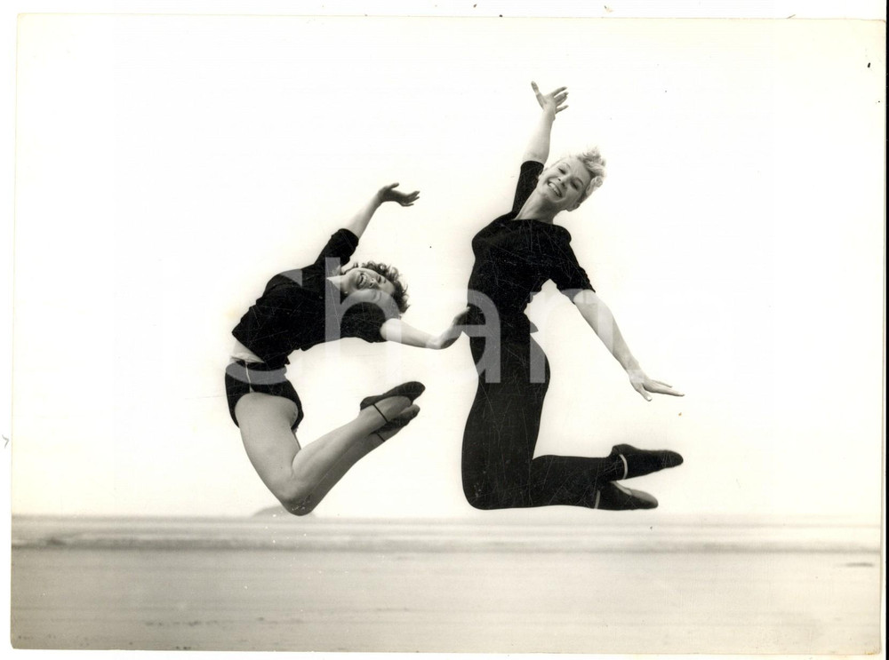 Fotografia d epoca originale 1960 WESTONSUPERMARE Sylvia TONGUE and Fiona DICKSON dancing in GAYTIME show 1